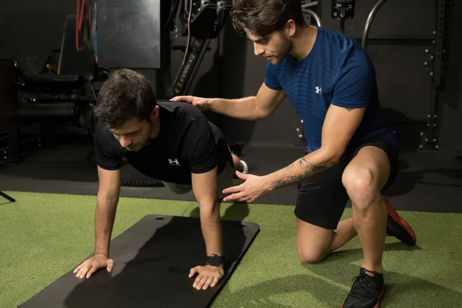 Foto de perfil do Álvaro olhando para o horizonte